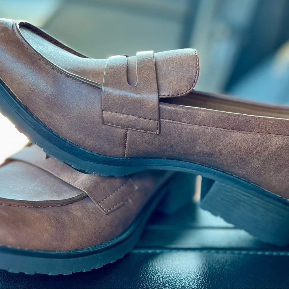 Baretraps brown penny loafers. New